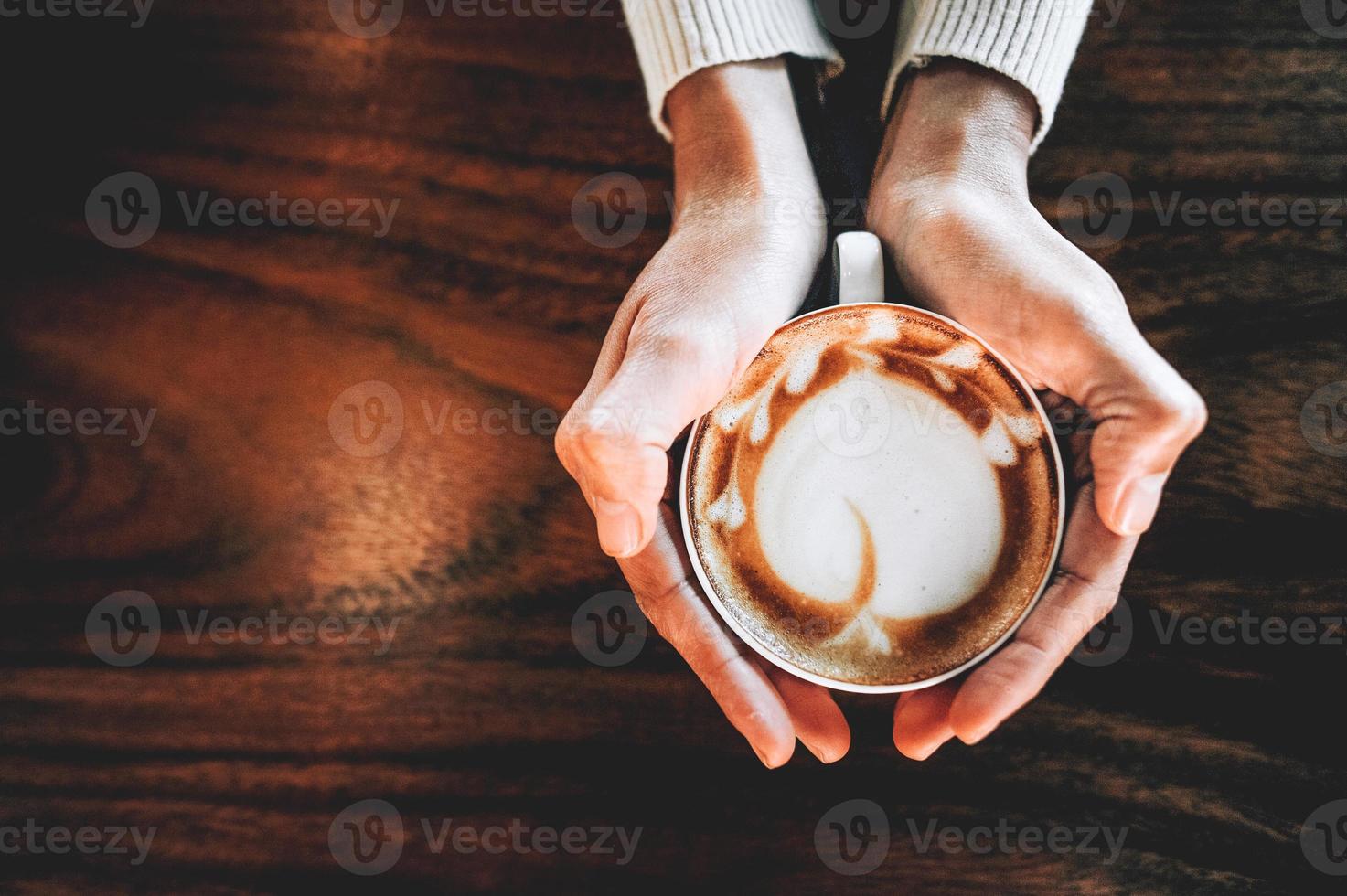 Hände und Kaffee von heißen Kaffeeliebhabern am Morgen heißer Espressomorgen, den viele Menschen lieben. foto