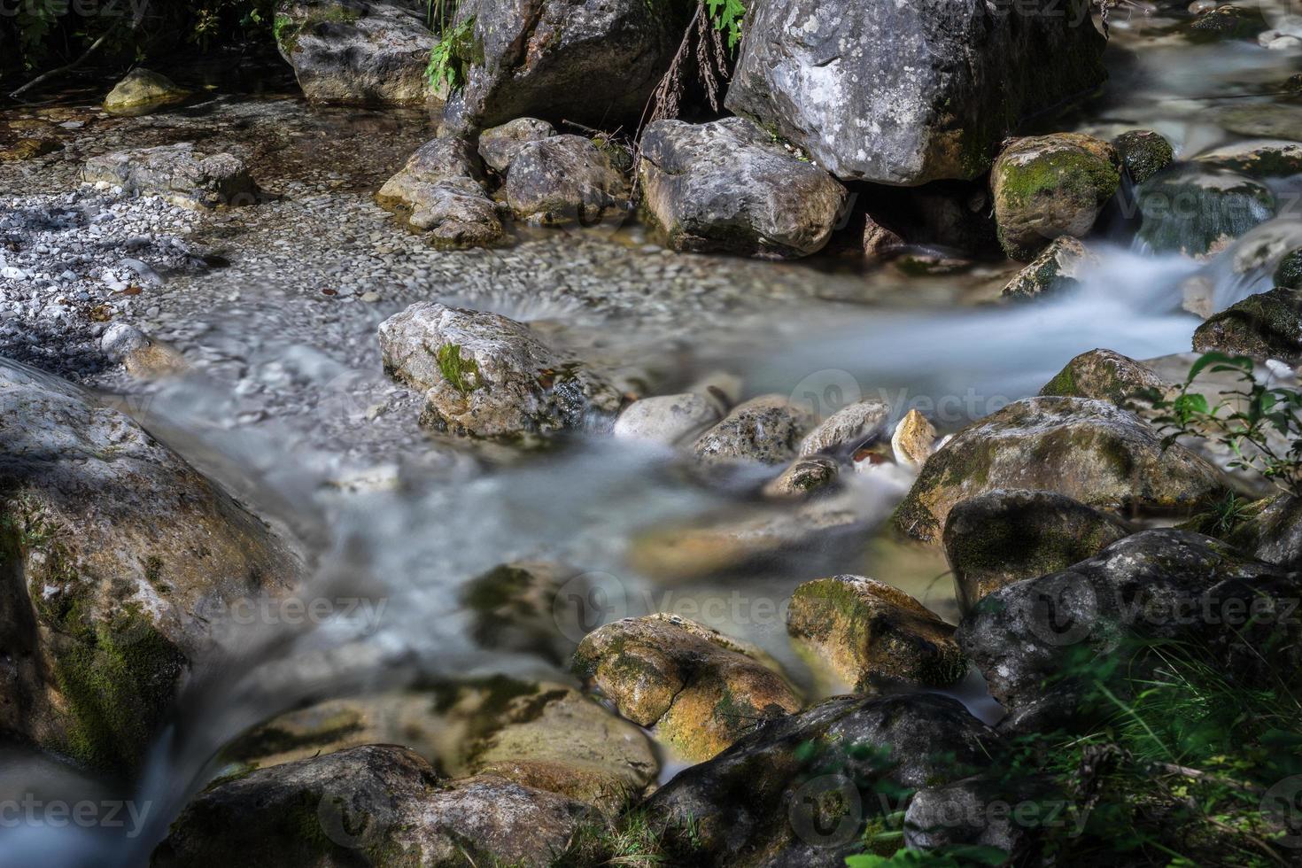 winzige stromschnellen am torrent val vertova lombardei bei bergamo in italien foto