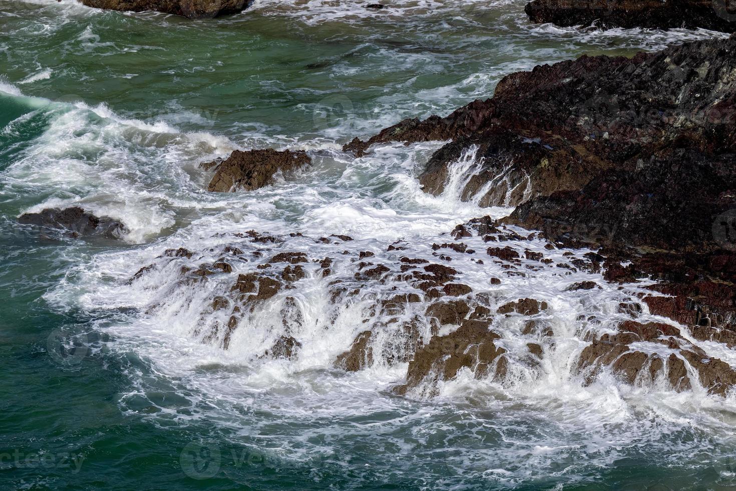 zerklüftete küstenlandschaft in kynance cove in cornwall foto