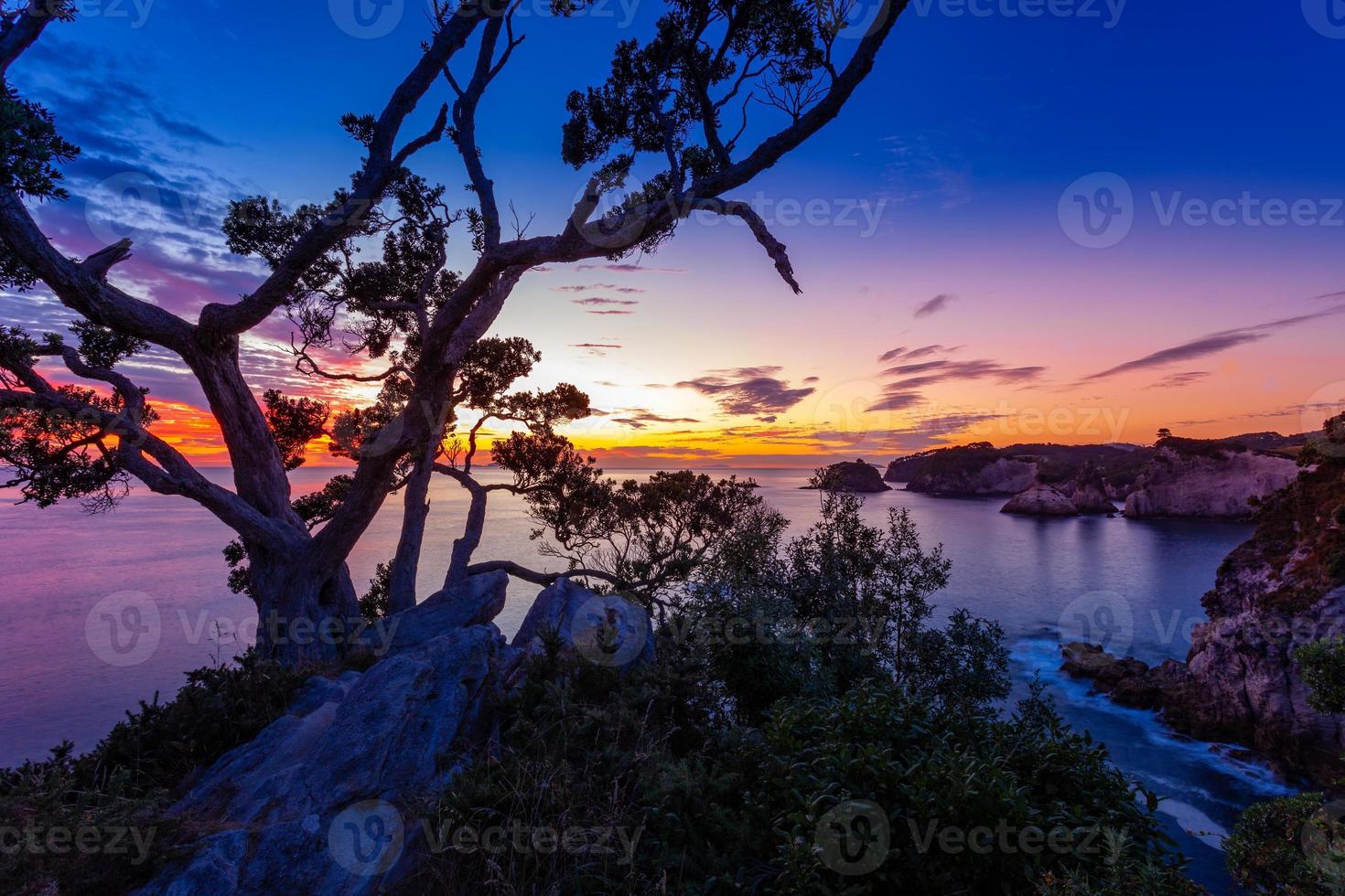 sonnenaufgang am te pare point in neuseeland foto