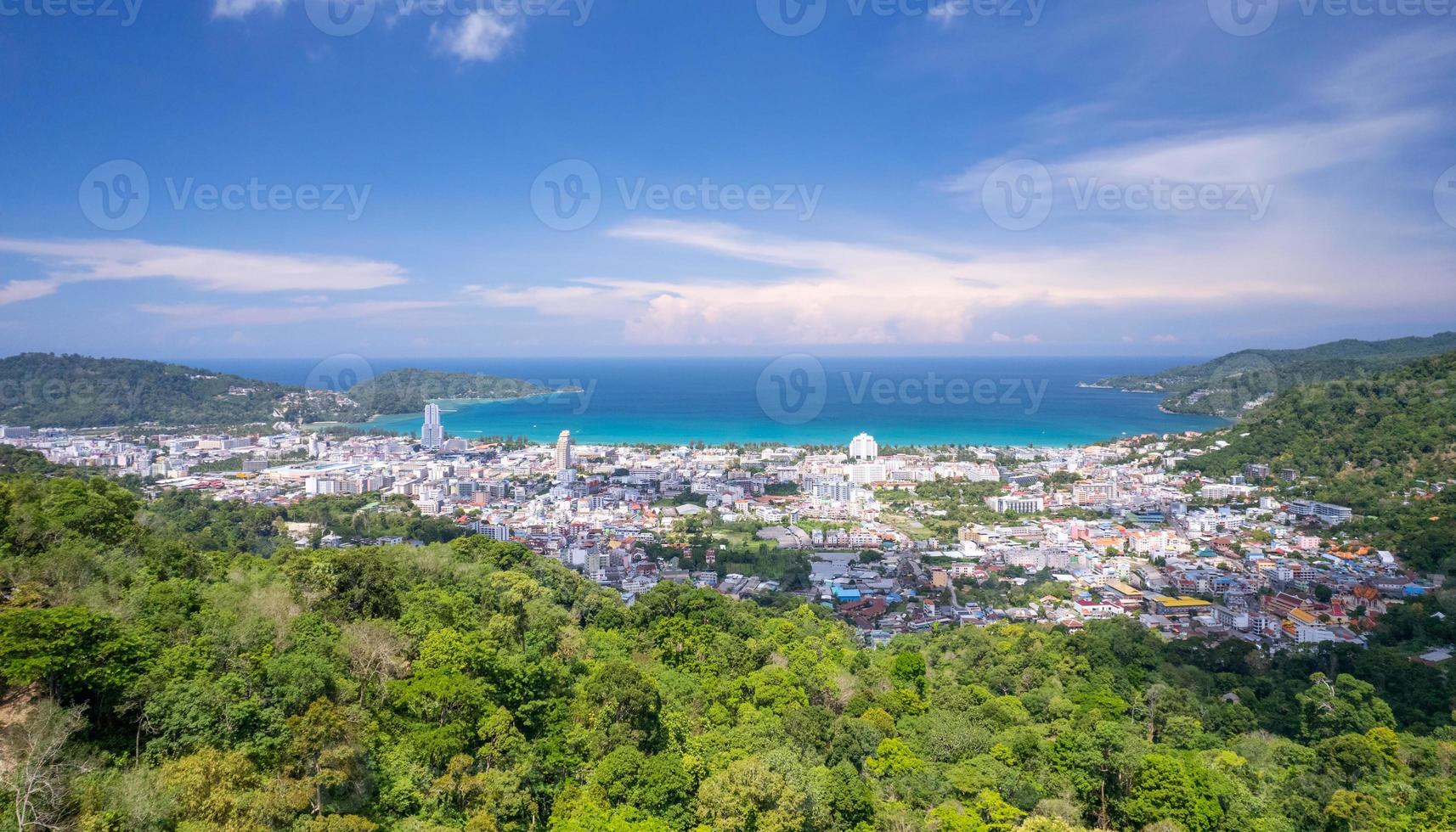 Phuket Thailand Patong Bucht. Panorama-Landschaftsnaturansicht von der Drohnenkamera. Luftaufnahme der Stadt Patong in Phuket, Thailand. schönes Meer im Sommer sonnige Tageszeit foto