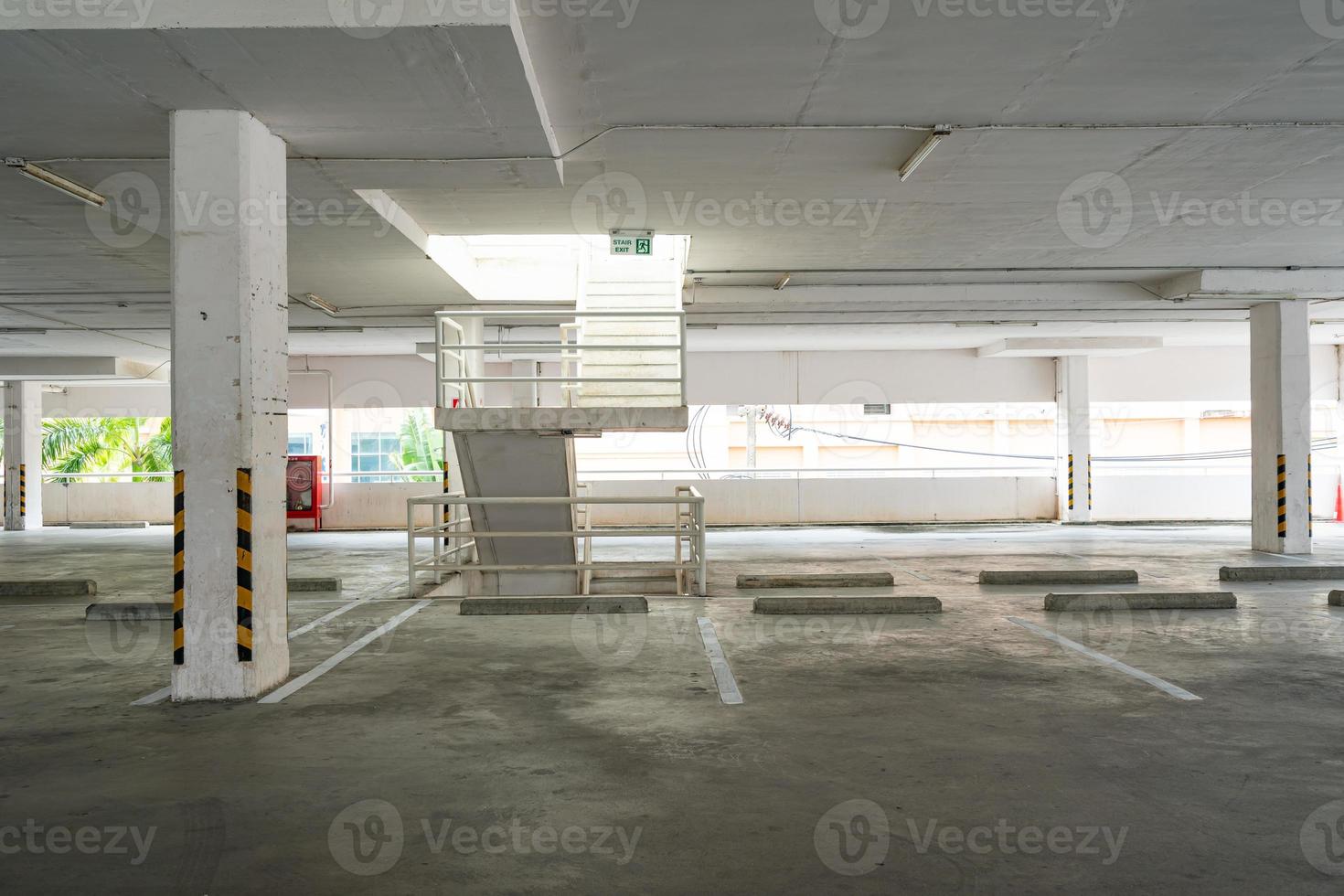 parkhaus kaufhaus innenraum leerer parkplatz oder garageninnenraum geschäftsgebäude büro foto