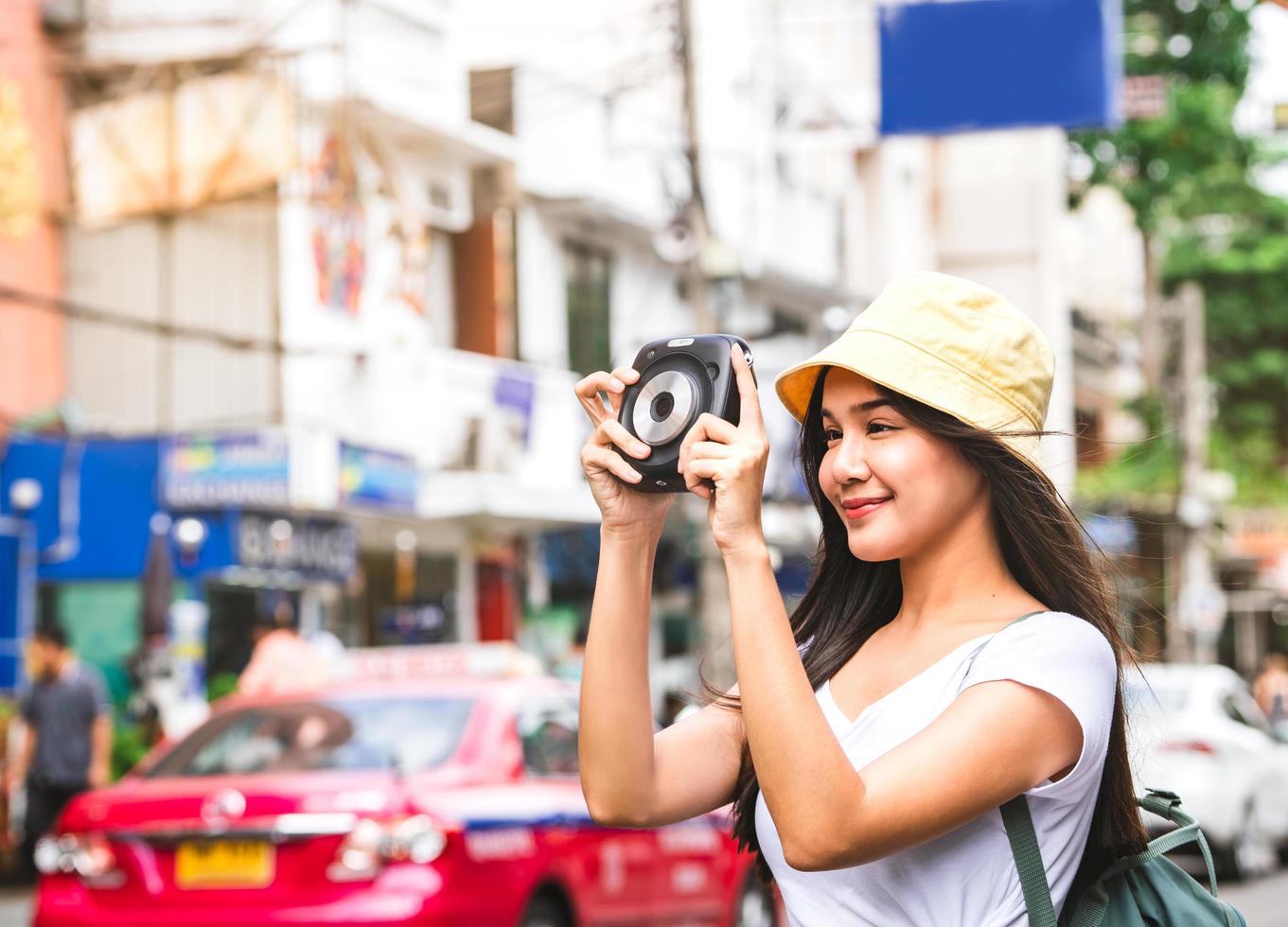 asiatische reisende frau mit sofortbildkamera in khaosan foto