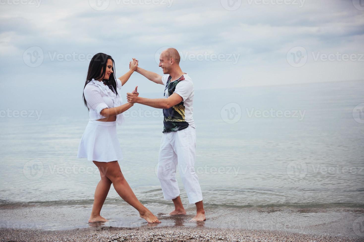 Paar tanzt am Strand. foto