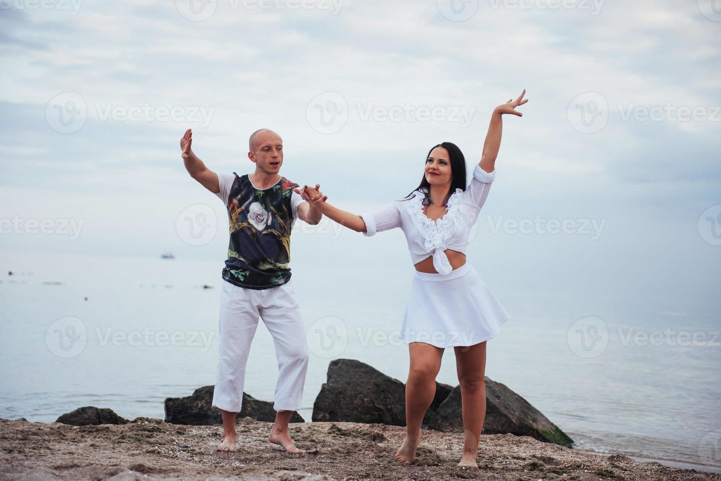 Paar tanzt am Strand. foto