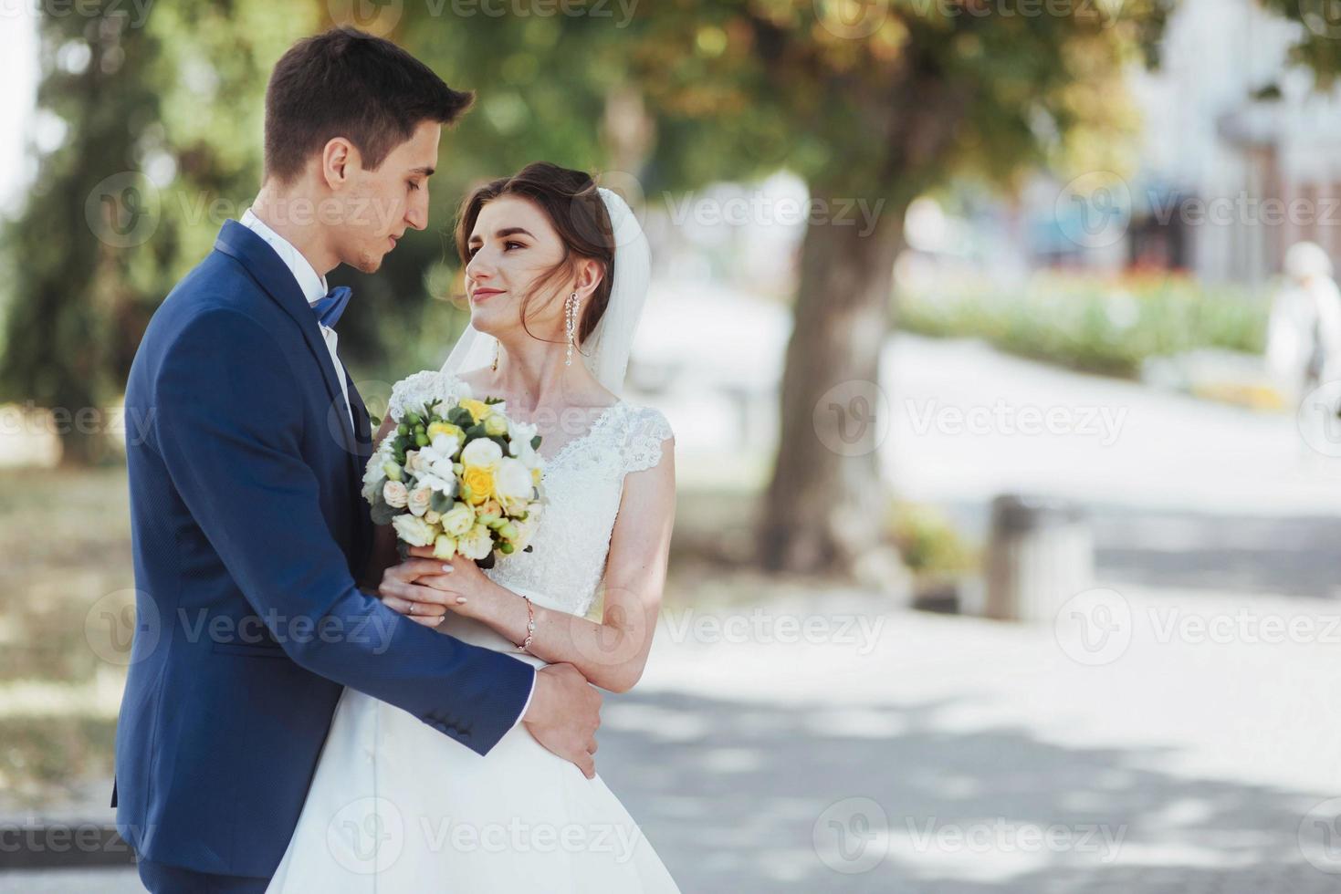 Porträt eines glücklichen Hochzeitspaares im Freien. fantastischer Sommertag foto