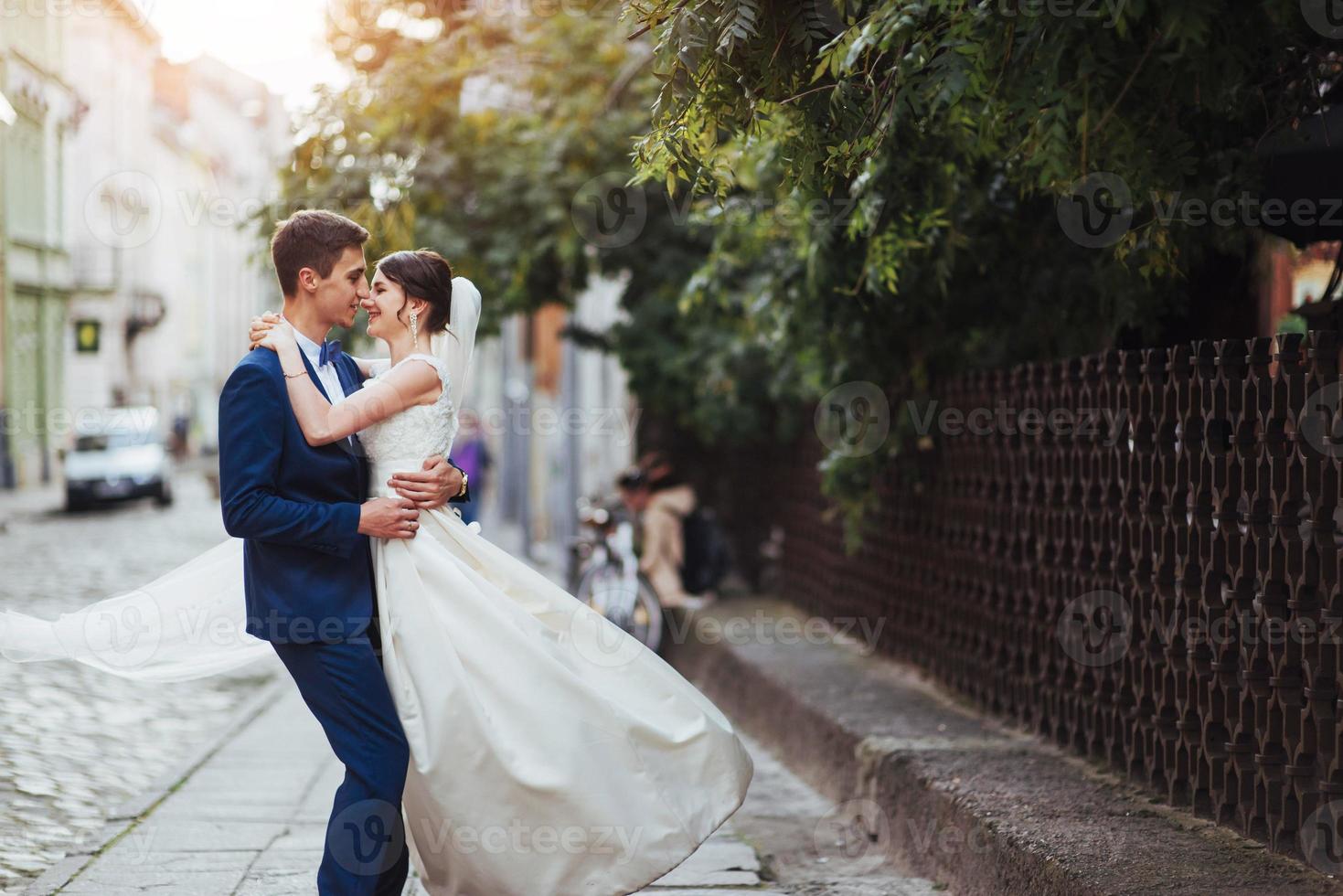 Porträt eines glücklichen Hochzeitspaares im Freien. foto