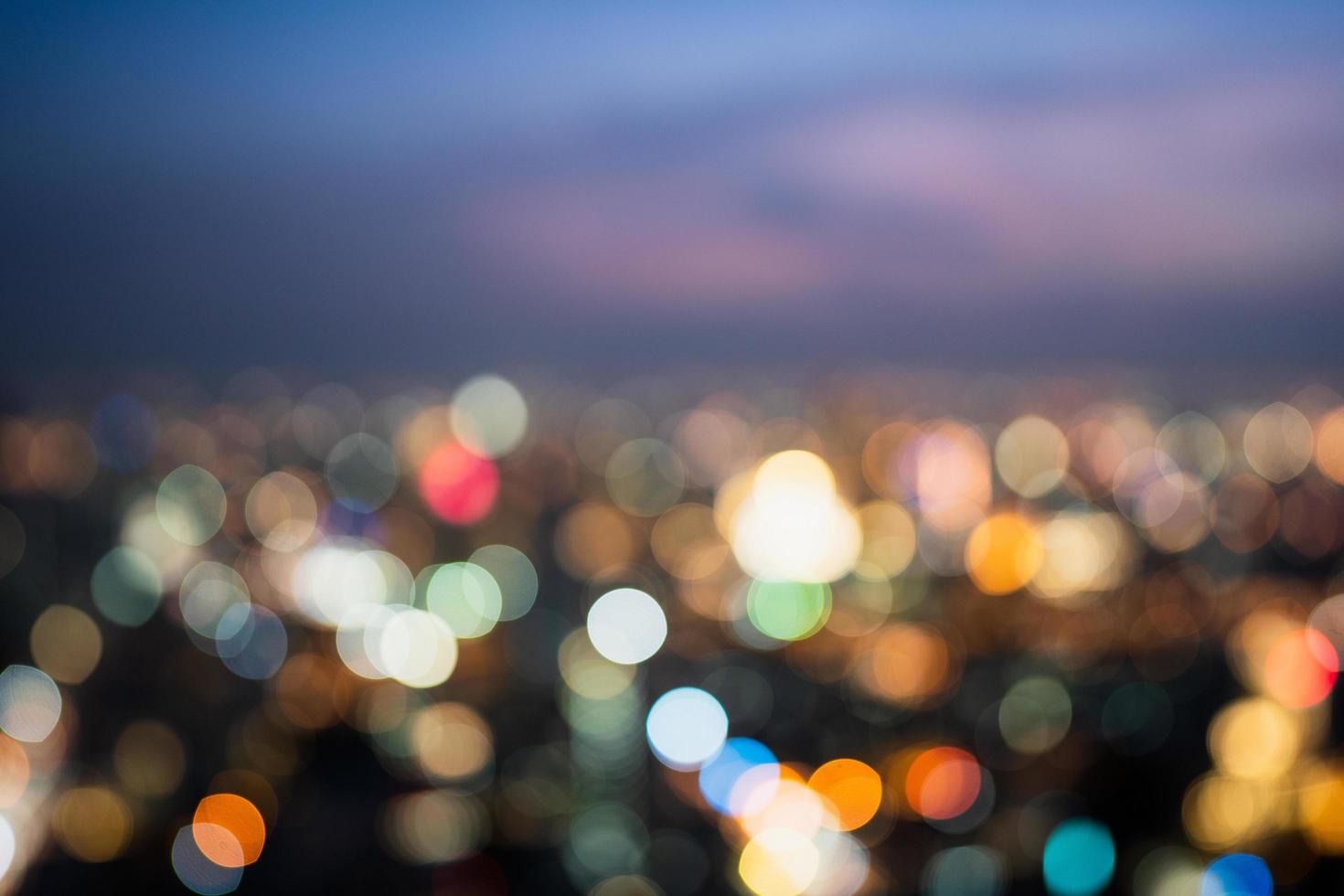 Stadtunschärfe-Bokeh-Hintergrund mit Himmel foto