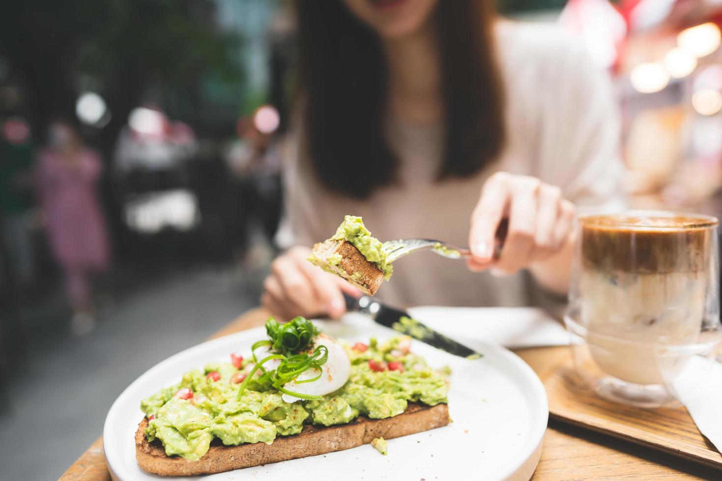 guacamole avocado gesundes essen und asiatischer frauenhintergrund am tag im restaurant im freien foto