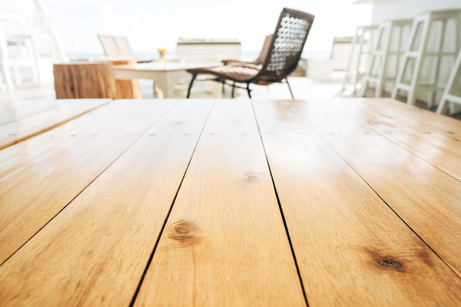 leere Tischoberfläche aus hellem Holz mit luxuriösem Lounge-Unschärfe-Hintergrund am Tag mit Sonnenschein. foto