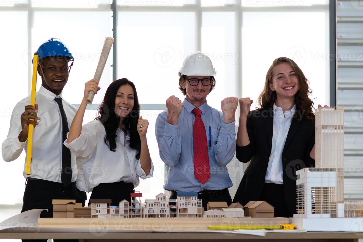 Architekten- und Ingenieurteam feiern den Erfolg der Arbeit im Büro foto