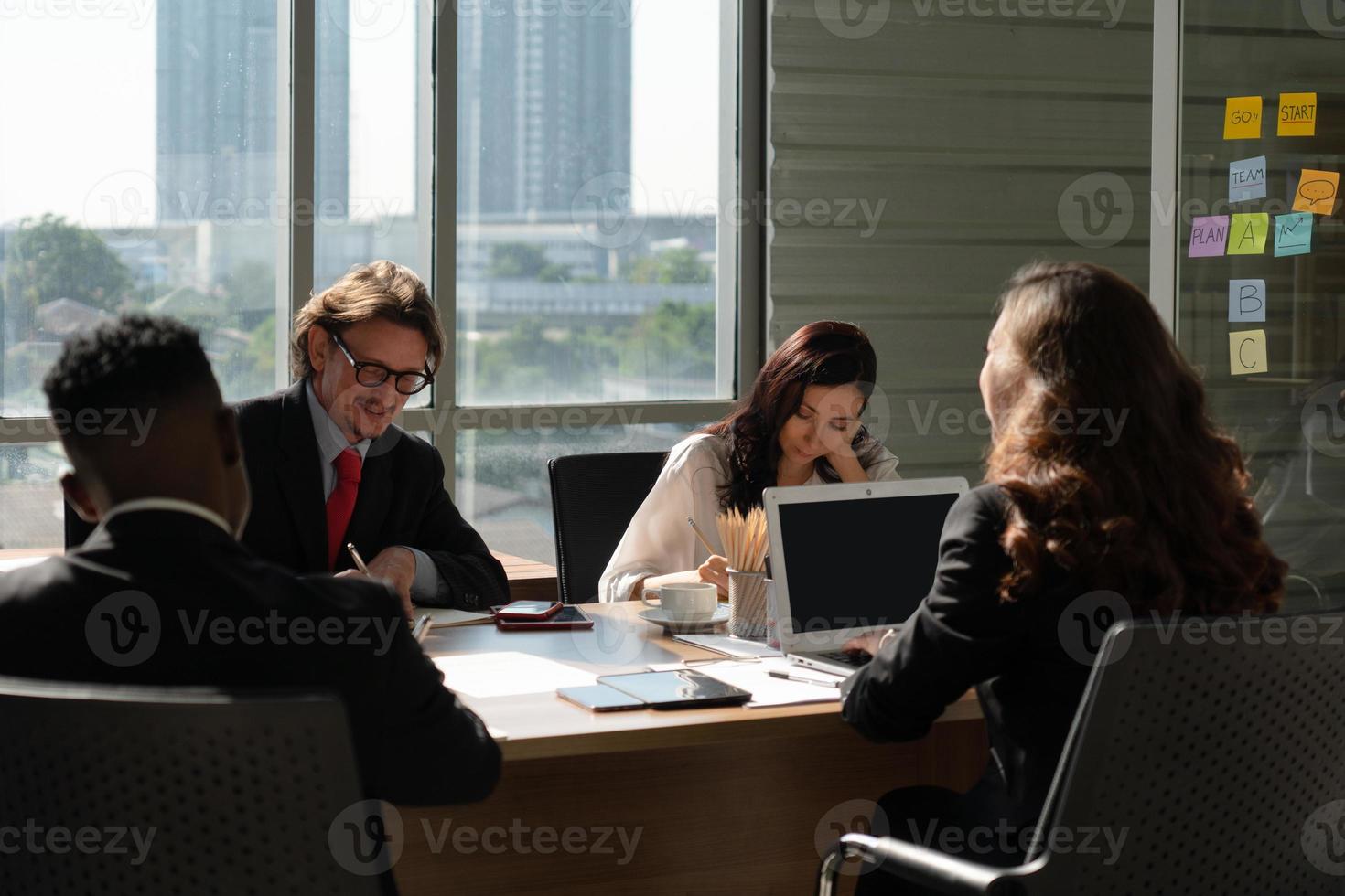 Unternehmensgruppe im Büro zusammenarbeiten foto