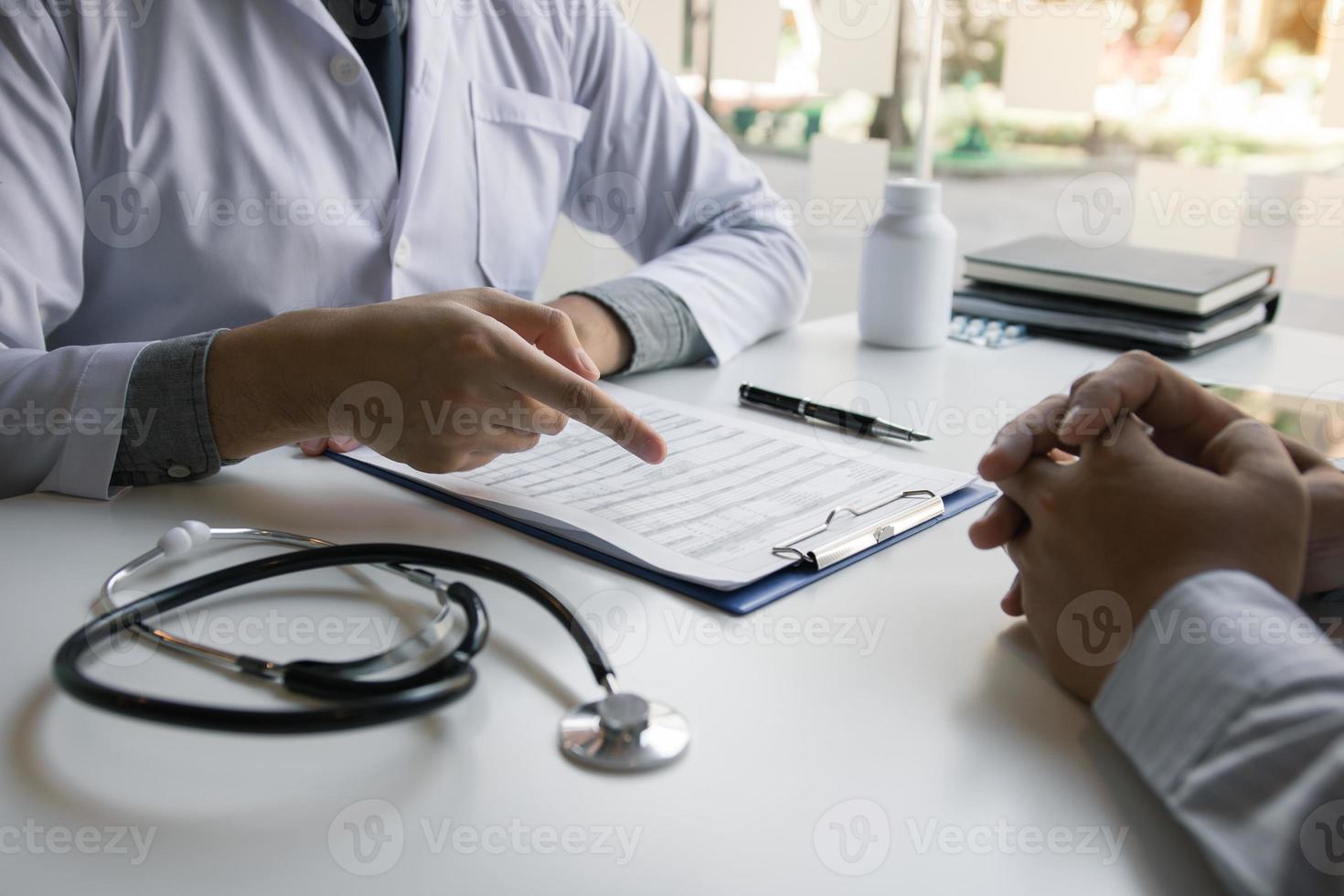 Arzt spricht mit der Patientin über Wechseljahre und Behandlung in der Zukunft. foto