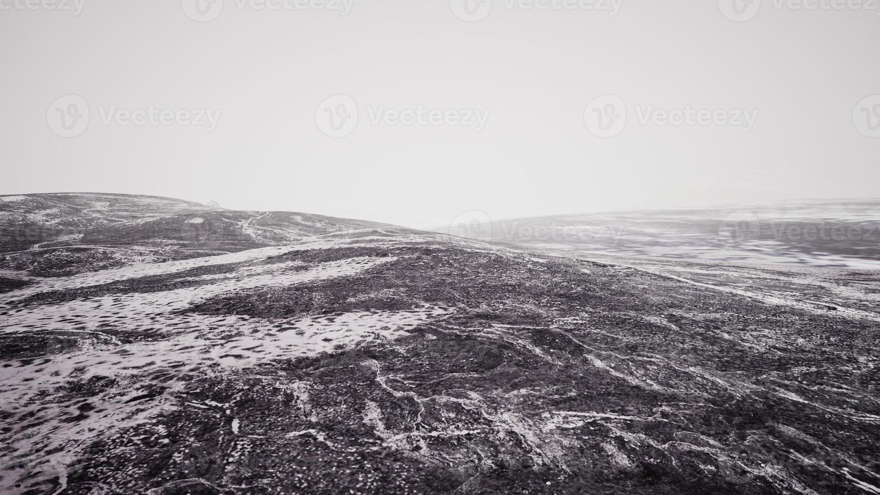 Steine im Schnee am Berg im Sommer foto