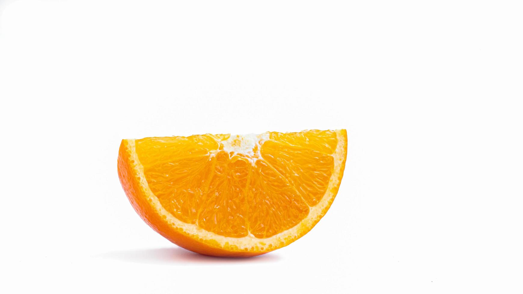 eine reife Orangenfrucht mit goldgelber Schale halbieren und in Scheiben schneiden. isoliert auf weißem Hintergrund mit Schatten. foto
