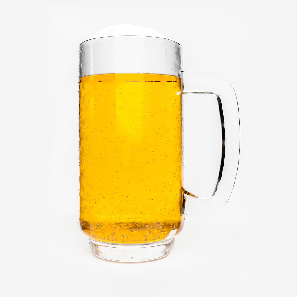 Bier vom Fass oder Craft Beer in einem klaren Glas mit Bierschaum und Bläschen im Glas. Kalte alkoholische Getränke sind auf der ganzen Welt beliebt. auf einem weißen Hintergrund 3D-Rendering foto
