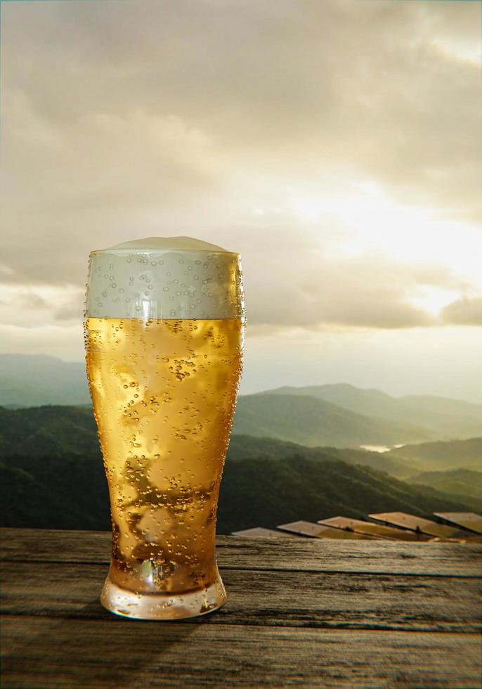 klares Bierglas mit vollem kaltem Bier und Schaum an der Glasmündung und Wassertropfen haften an den Rändern. Bohlen- oder Holzoberfläche und mit Bergkulisse in der Morgensonne. 3D-Rendering foto