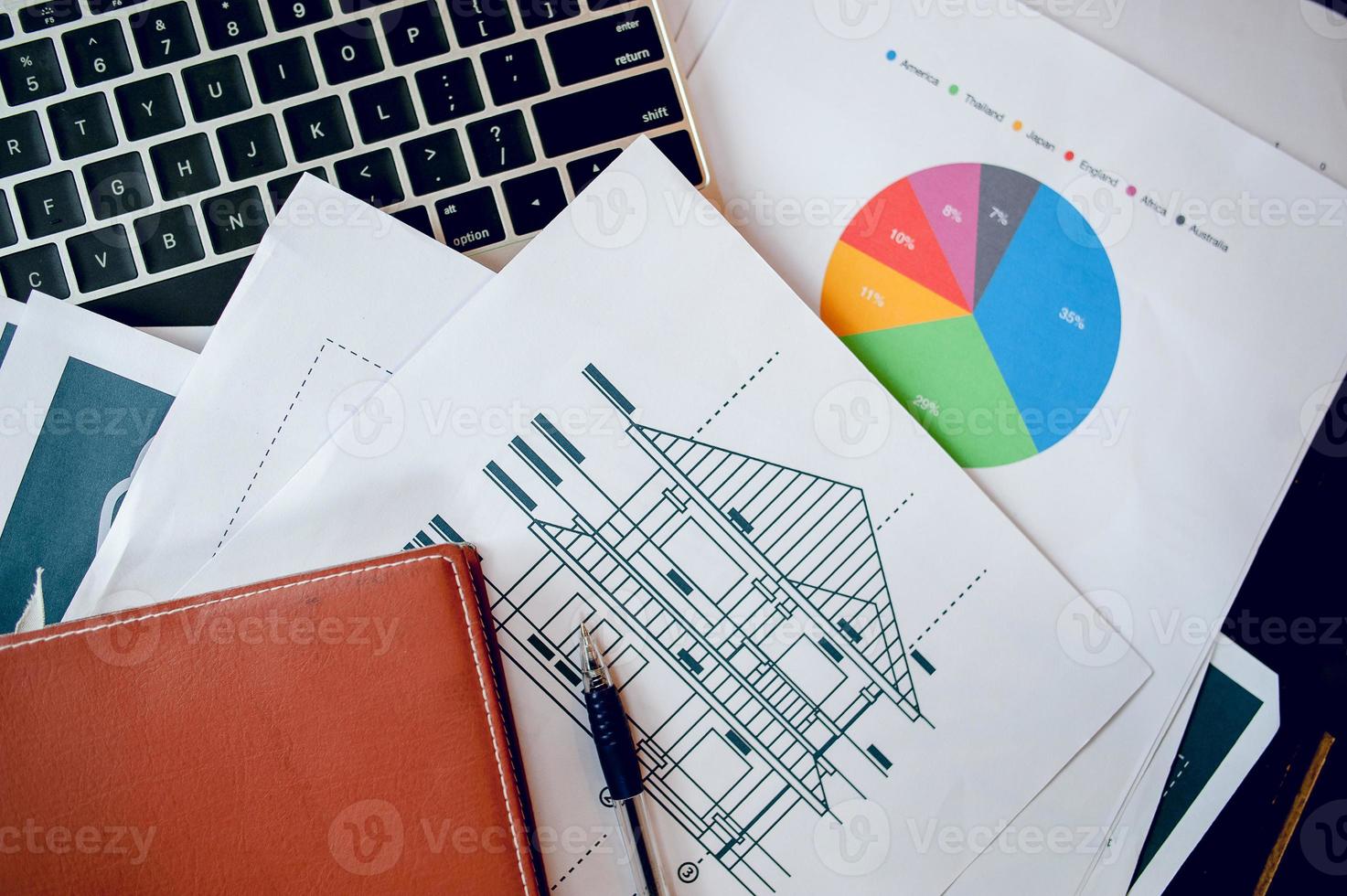 ein Schreibtisch mit Business-Notizbuch, Diagramm und Tischplatte. draufsicht mit kopierraum foto