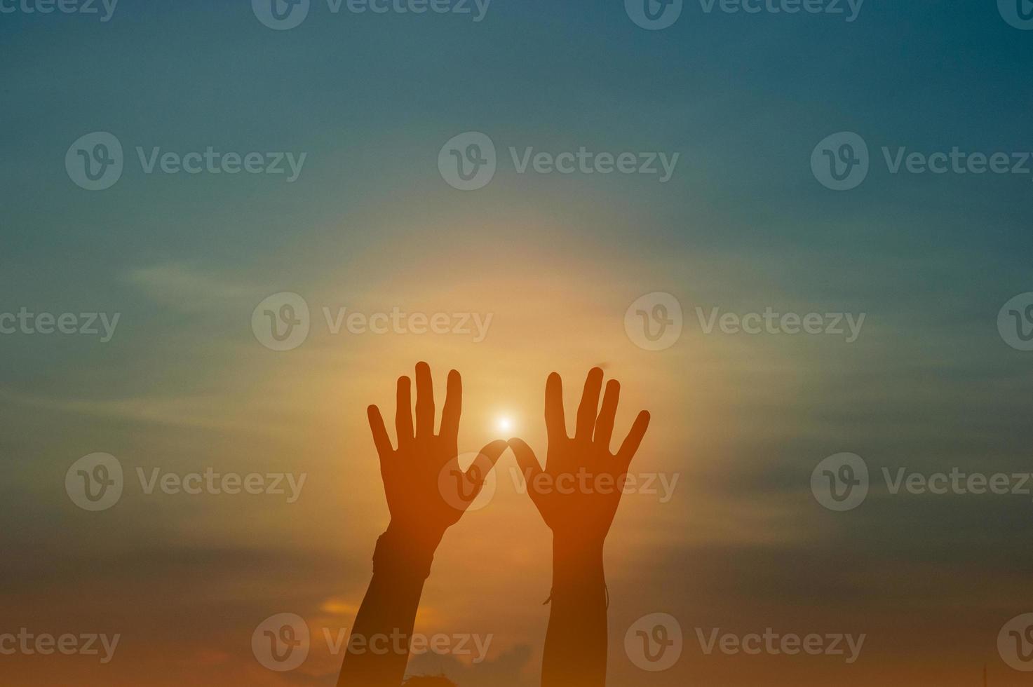 Hand und Schatten in der Ecke. Sonnenuntergang und es gibt Show of Love. Schattenbildkonzept mit Kopienraum foto