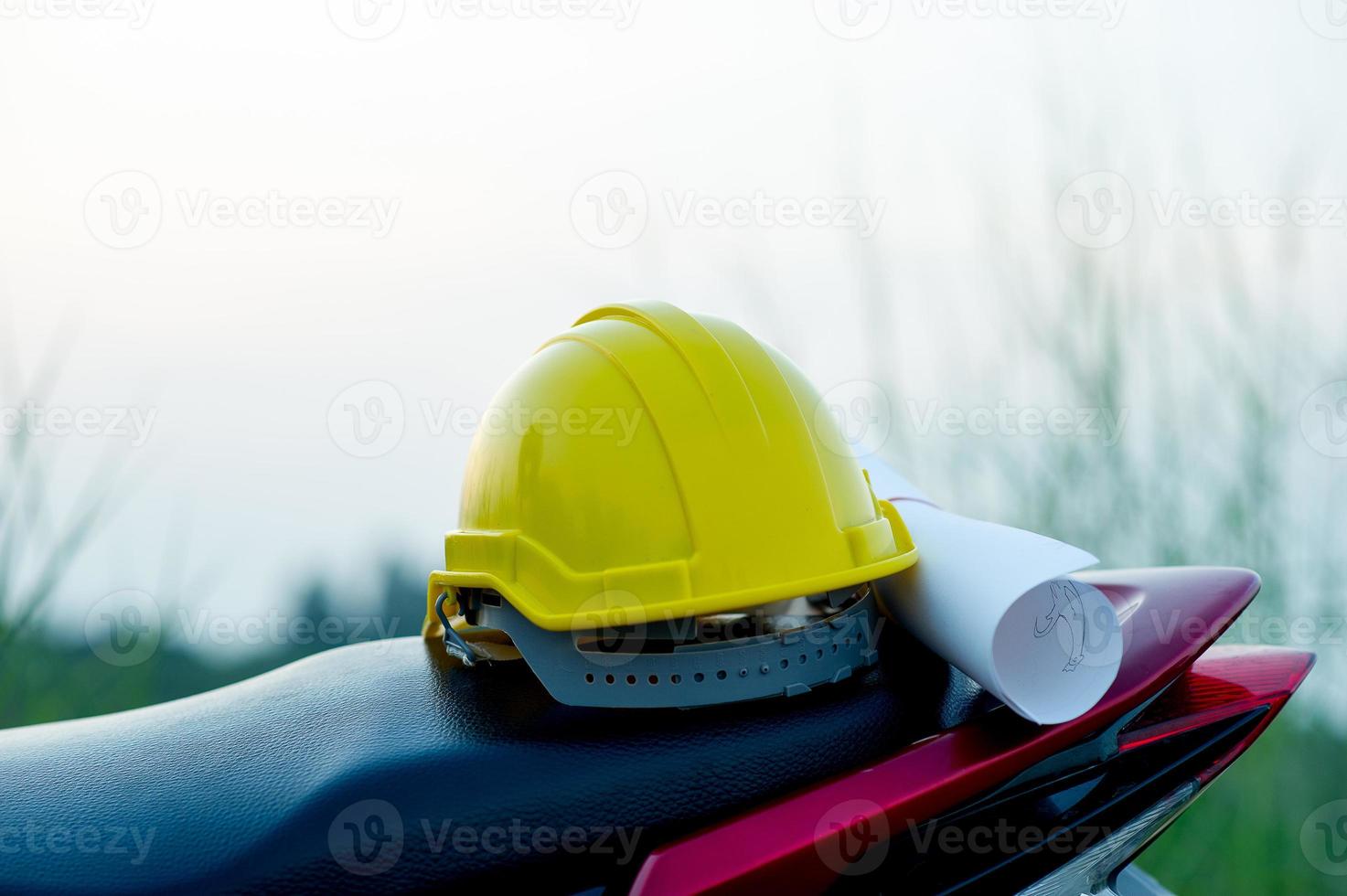 Engineering-Kappen auf Papier platziert. der Begriff des Ingenieurwesens. mit Kopierbereich foto