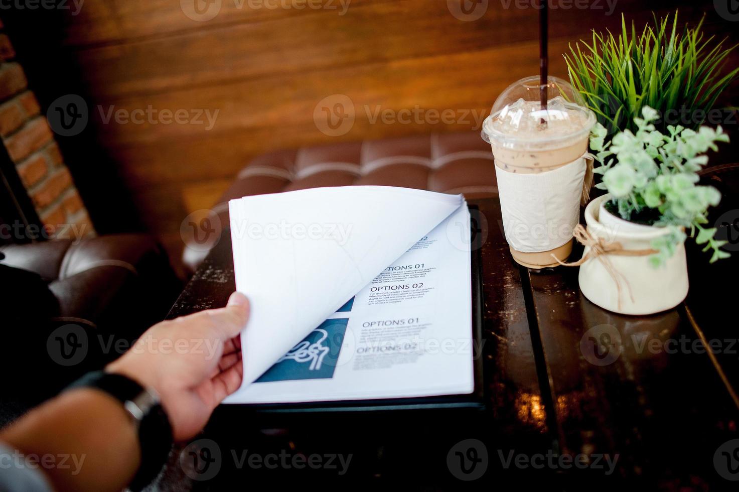 arbeitstisch nach hause hand des arbeitnehmers millimeterpapier geschäftserfolg mit kopierraum foto