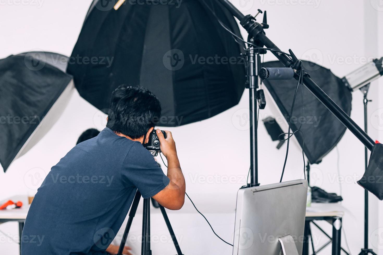 fotograf, der in einem modernen lichtstudio arbeitet foto