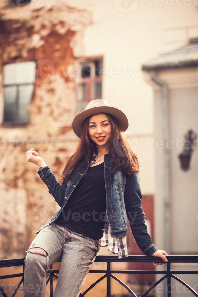 Porträt eines schönen Mädchens im urbanen Stil foto