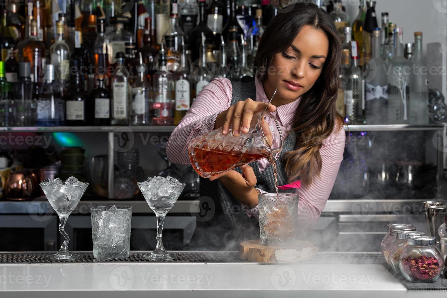 barkeeper serviert cocktail im glas foto