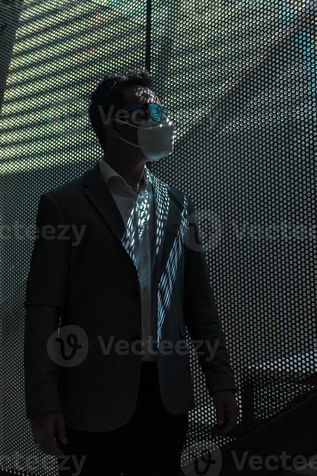 Eleganter Geschäftsmann in Schutzmaske zur Vorbeugung von Coronaviren foto