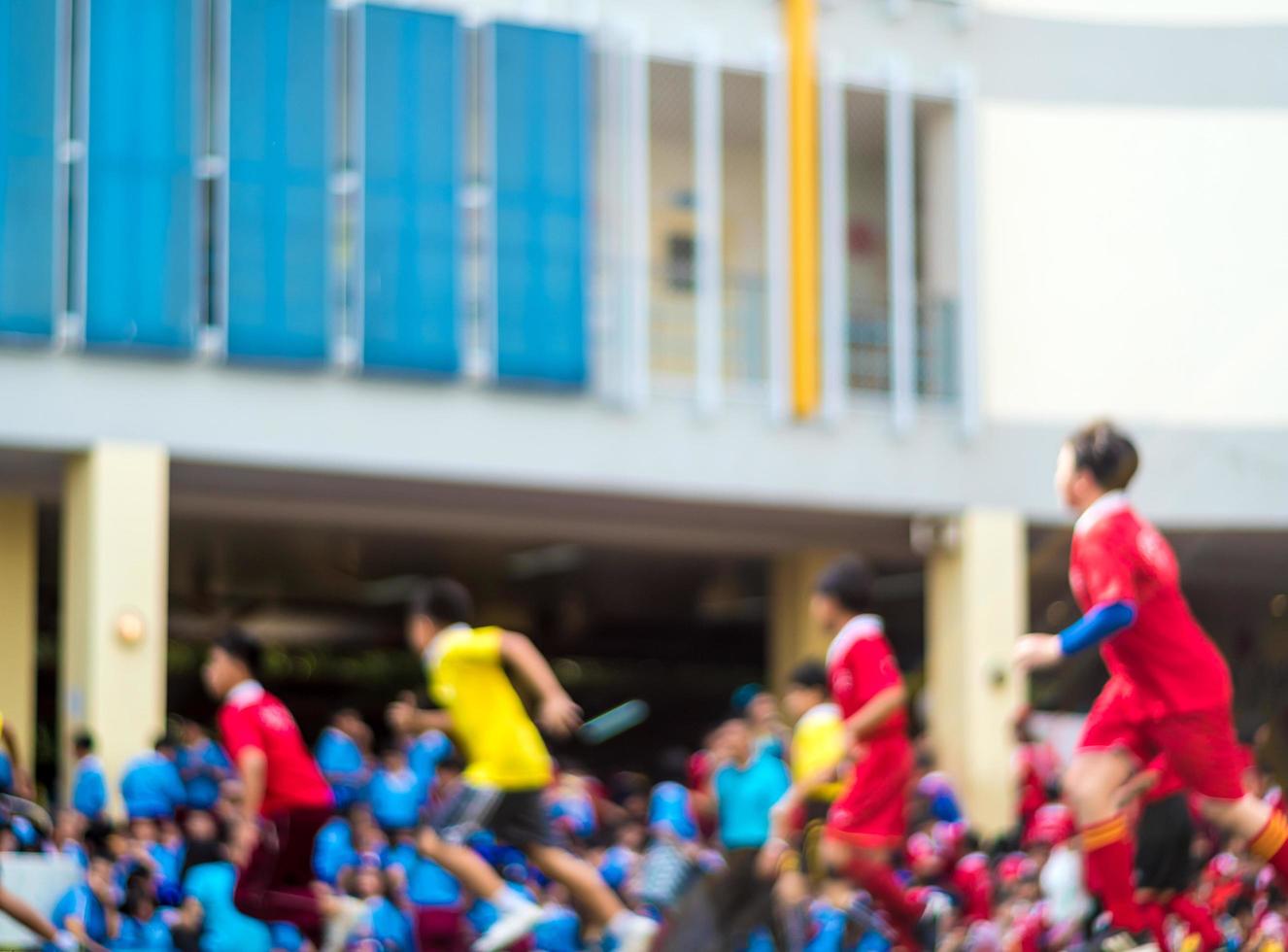 bangkok, thailand - 15. januar 2018 amateurfußballer treten beim jährlichen sport der schule im fußball an. foto