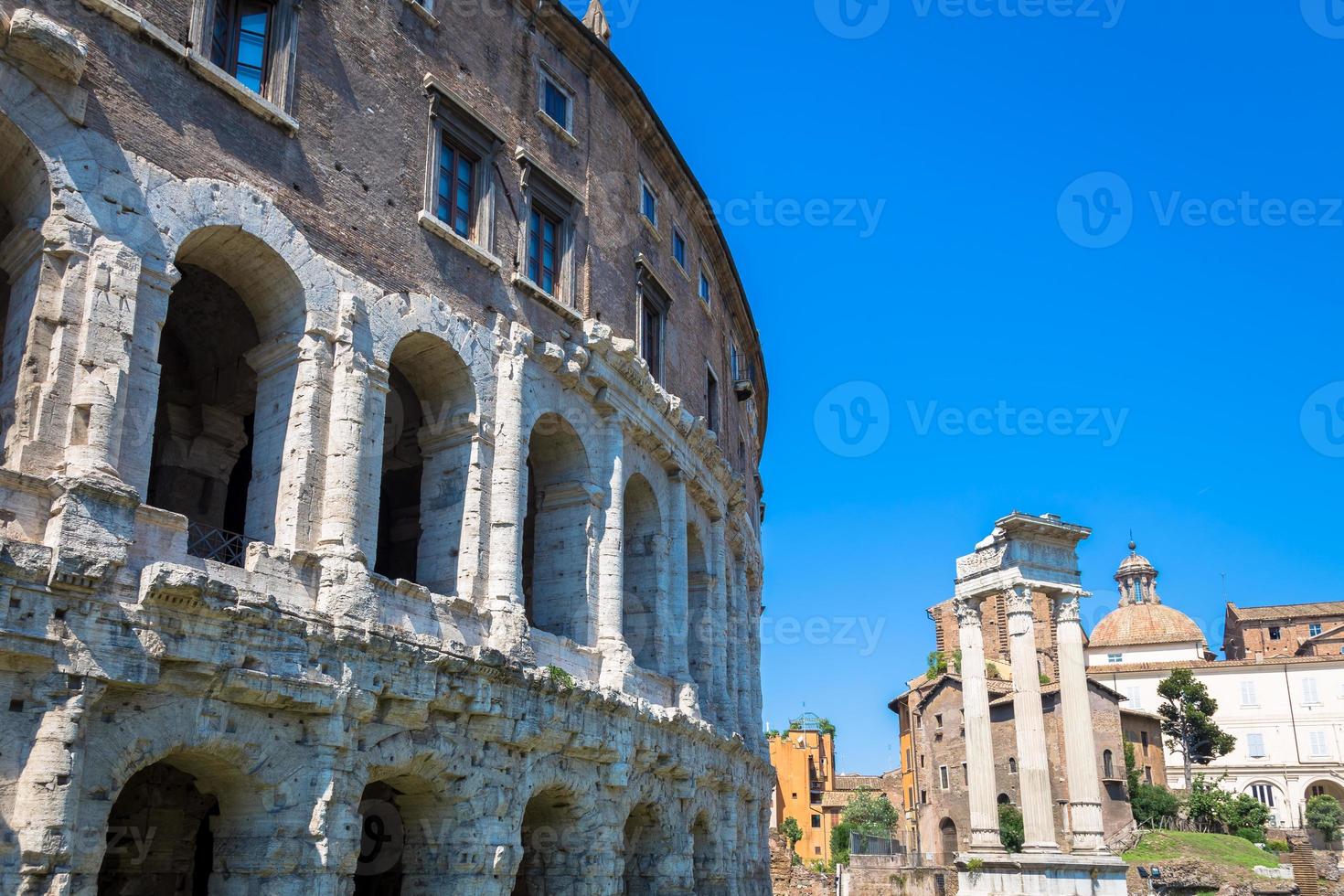 Antikes Äußeres des Teatro Macello - Theater des Marcellus - befindet sich ganz in der Nähe des Kolosseums, Rom, Italien. foto