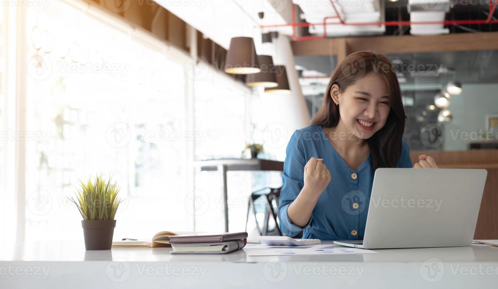 Fröhliche, aufgeregte, erfolgreiche Geschäftsfrau, die im Büro triumphiert, Porträt von Geschäftsleuten, freiberuflich tätigem Online-Marketing-E-Commerce-Telemarketing-Konzept. foto