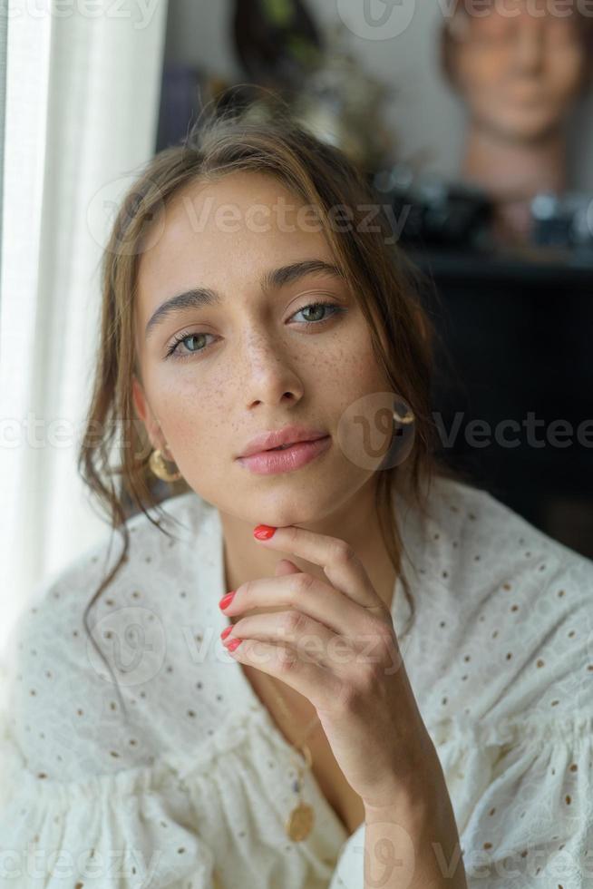 Nahaufnahmeporträt einer jungen schönen Frau. Die Frauen schauen in den Rahmen. foto