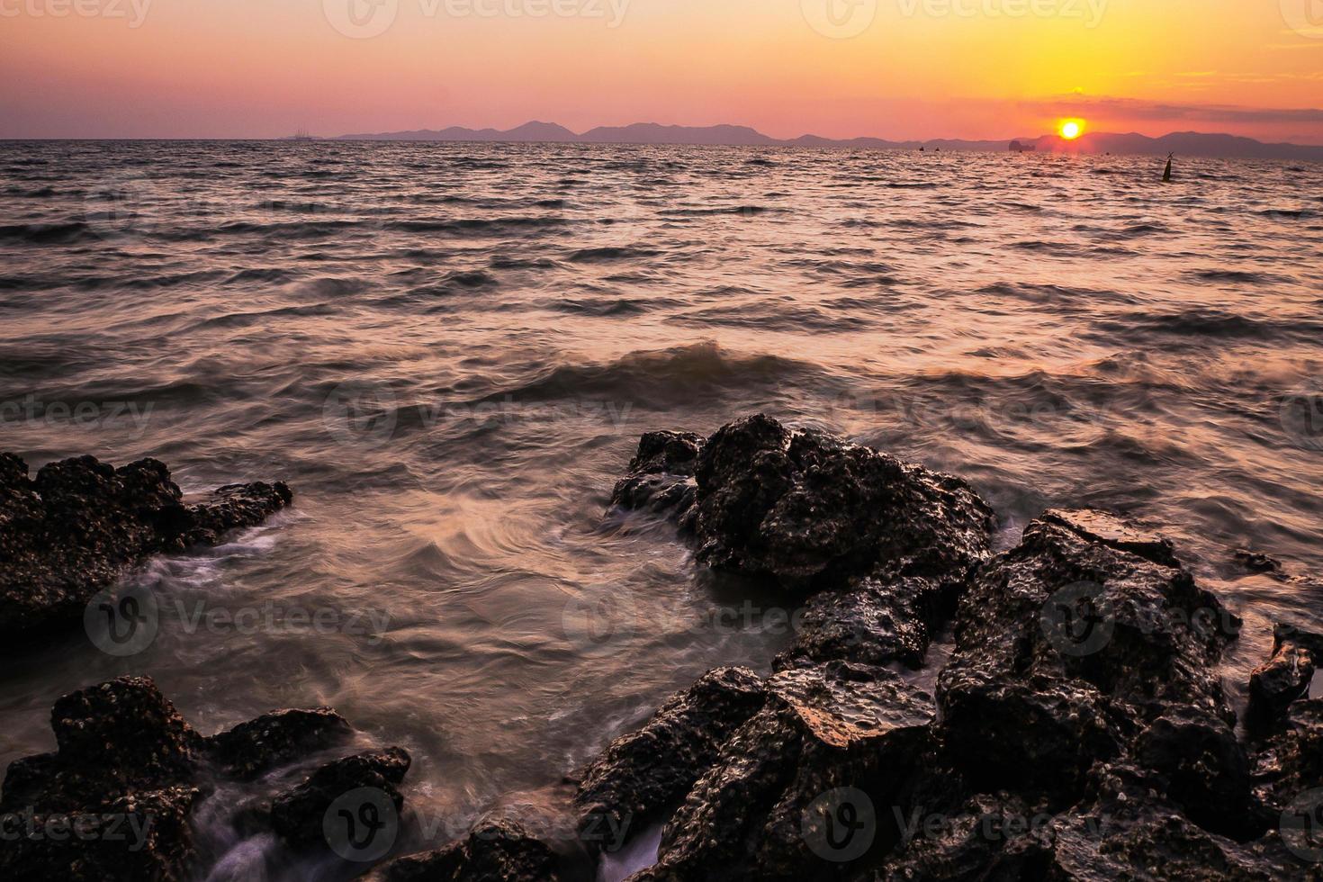 Sonnenuntergang über dem Meer, Langzeitbelichtungstechniken foto