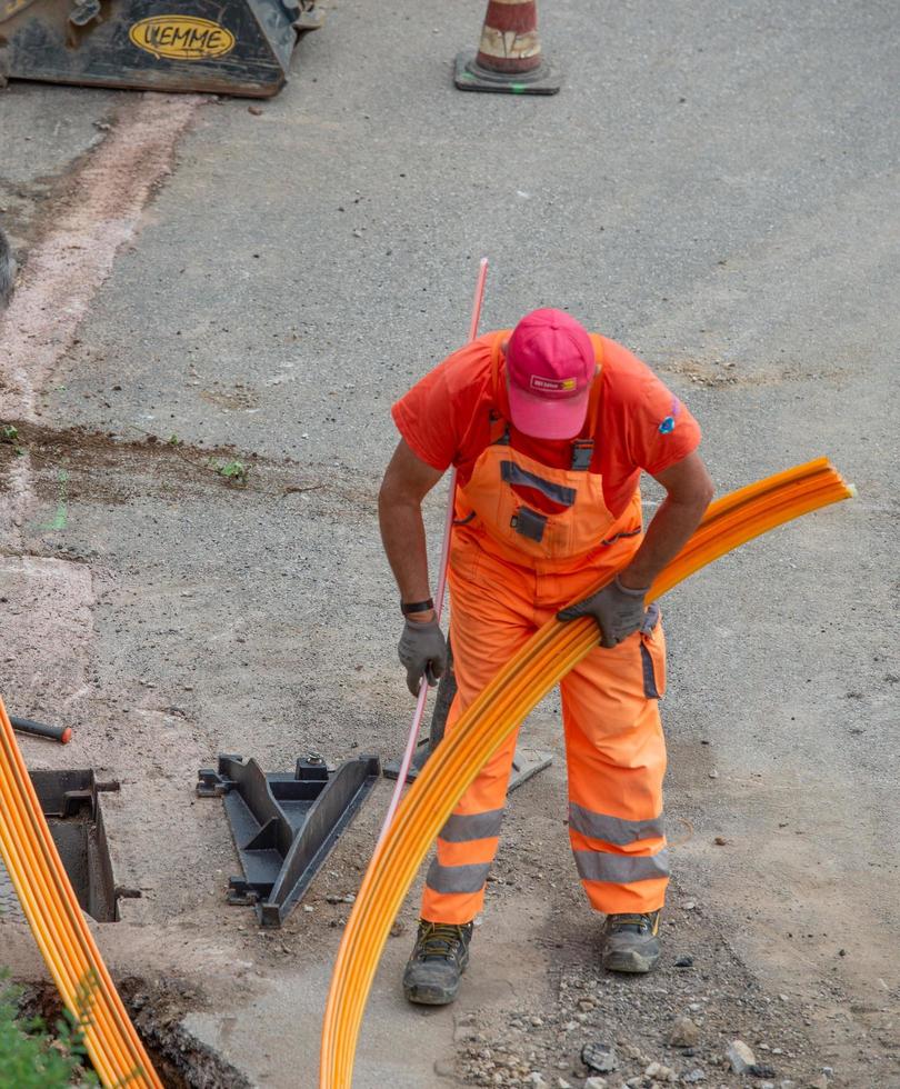 zorzone bergamo italien 23. september 2020 arbeiter bei der arbeit, um die kabel des ultraschnellen netzwerks zu begraben foto