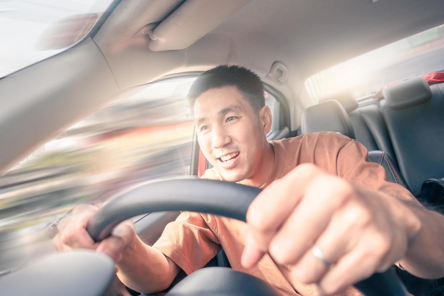 männliche angestellte asiaten transport transport fahren zur lieferung kundenbestellung schneller service beeindruckt paketzustellung sende pakete mit einem lächeln und kann bild für fahrverkehr nutzen rotlicht überfahren foto