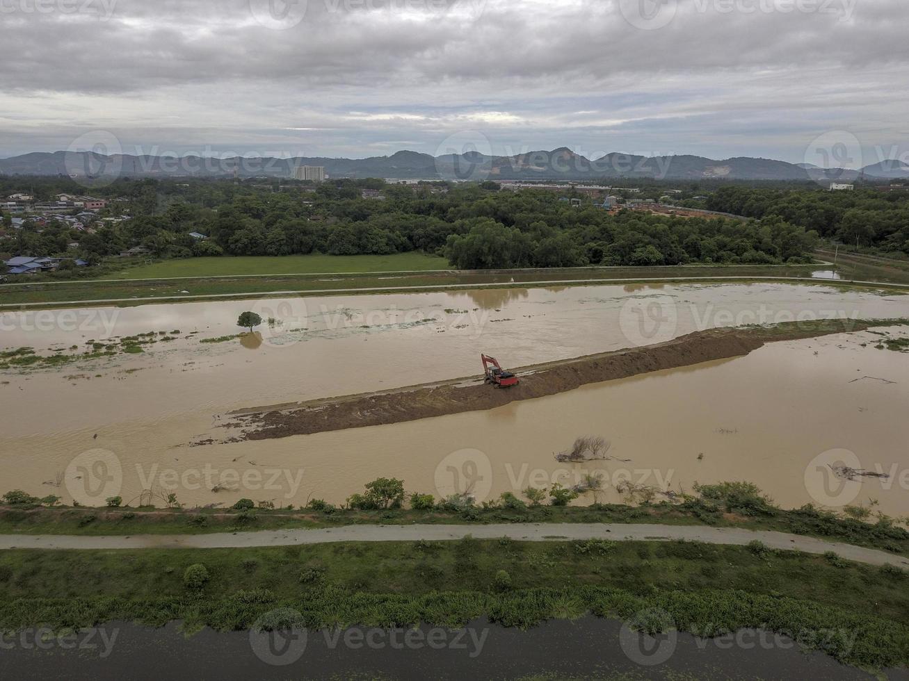 Hochwasser am Fluss in der Nähe der landwirtschaftlichen Farm. foto