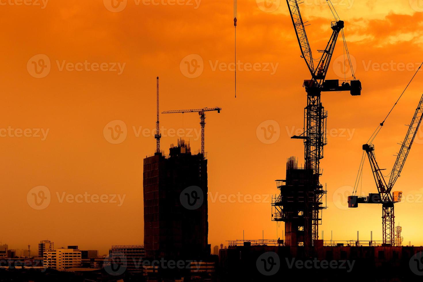 Baukräne und Gebäudesilhouetten foto