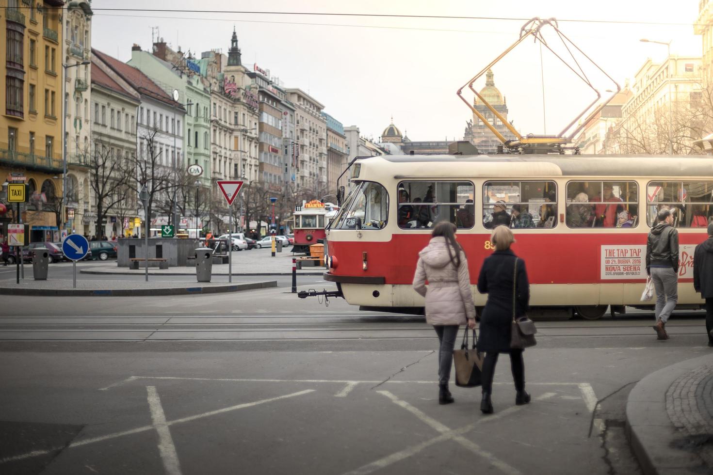 die oldtimer-straßenbahn tatra t3m fährt in die altstadt in prag. am 5. März 2016 foto