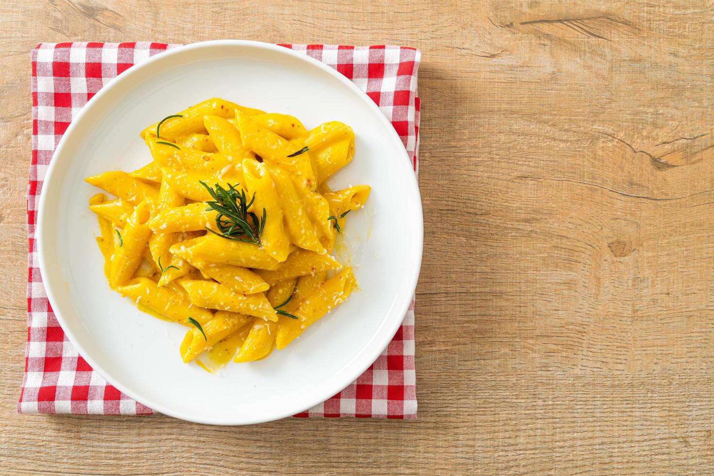 Penne-Nudeln mit Butternuss-Kürbis-Sahnesauce foto