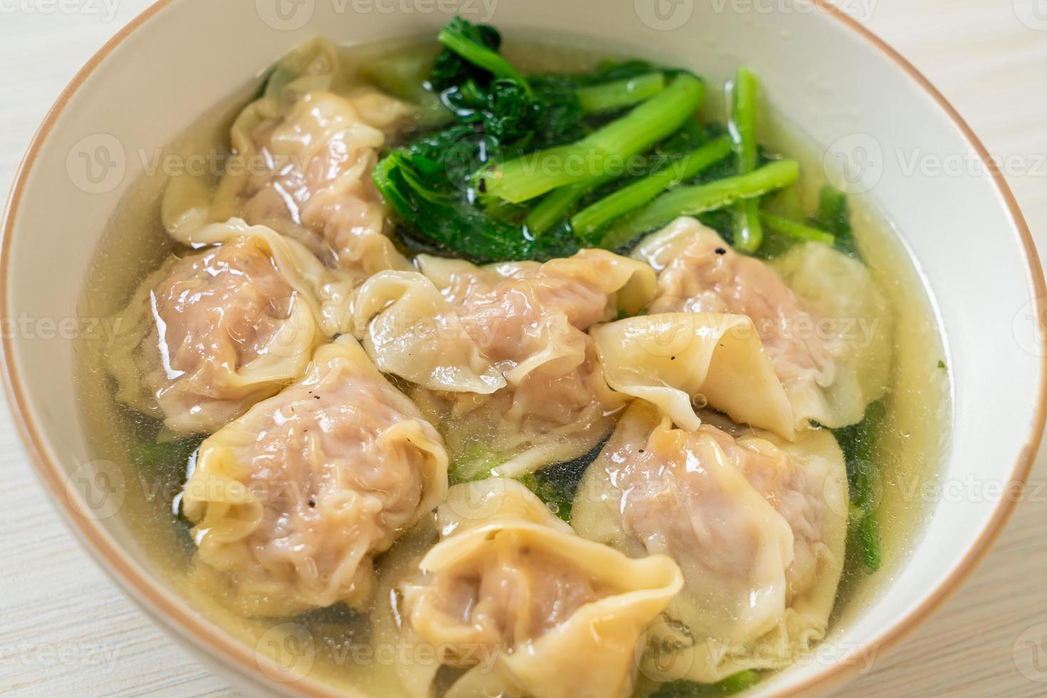 Schweinefleisch Wonton Suppe oder Schweinefleisch Knödel Suppe mit Gemüse foto