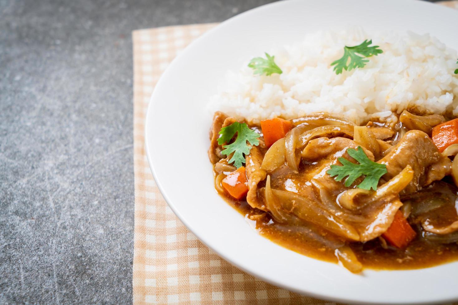 japanischer Curryreis mit geschnittenem Schweinefleisch, Karotten und Zwiebeln foto