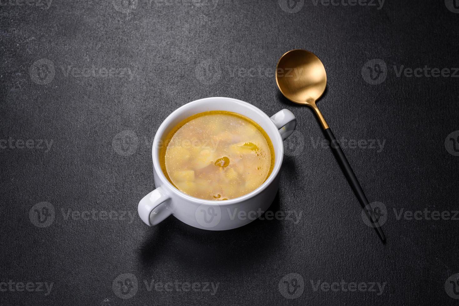 frische Erbsensuppe in Schüssel auf schwarzem Hintergrund. zu Hause kochen foto