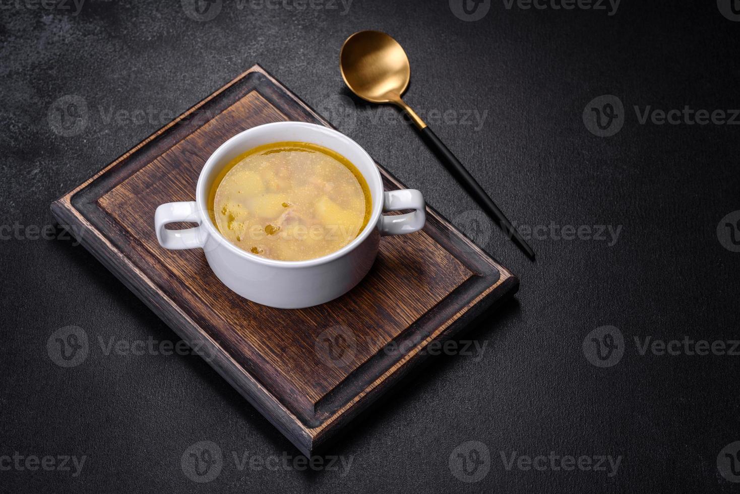 frische Erbsensuppe in Schüssel auf schwarzem Hintergrund. zu Hause kochen foto