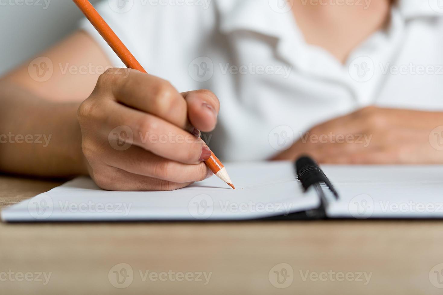 hand- und bleistiftbilder von studenten, die bildungskonzepte mit kopierraum schreiben foto