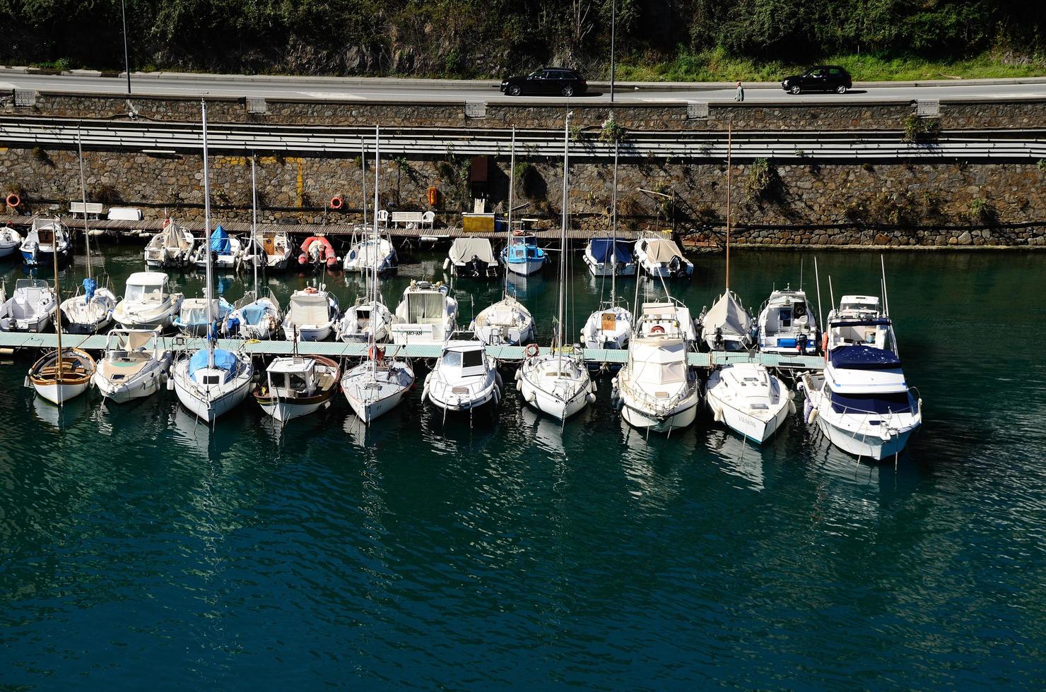 Boote und Autos in Savona foto