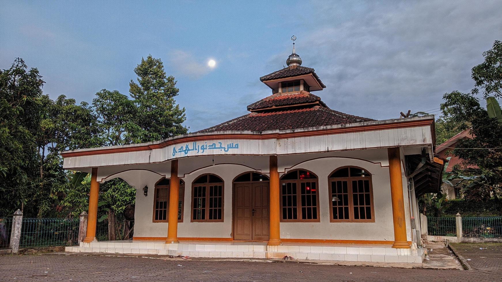 20. märz 2022 in cianjur regency, west java indonesien, foto einer moschee am morgen mit einer nachtmoduskamera.