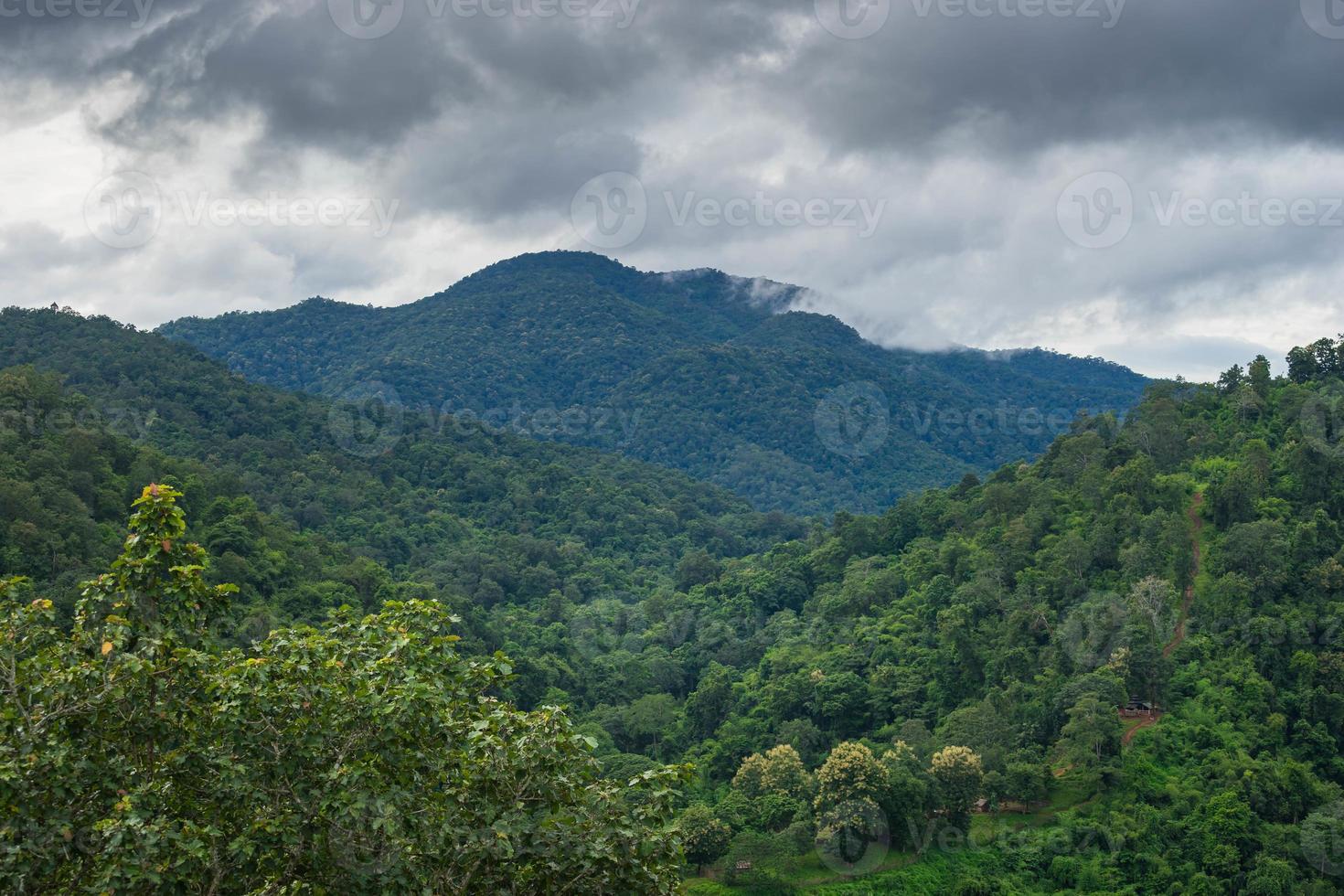 Regenwolke über dem Hügel Salween River Side foto