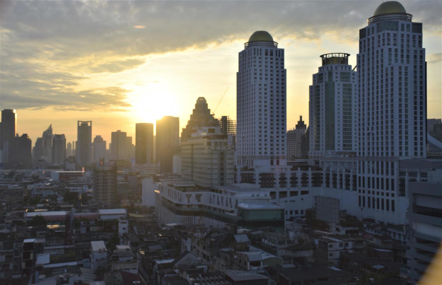 Blick auf hohe Gebäude in Bangkok bei Sonnenaufgang foto