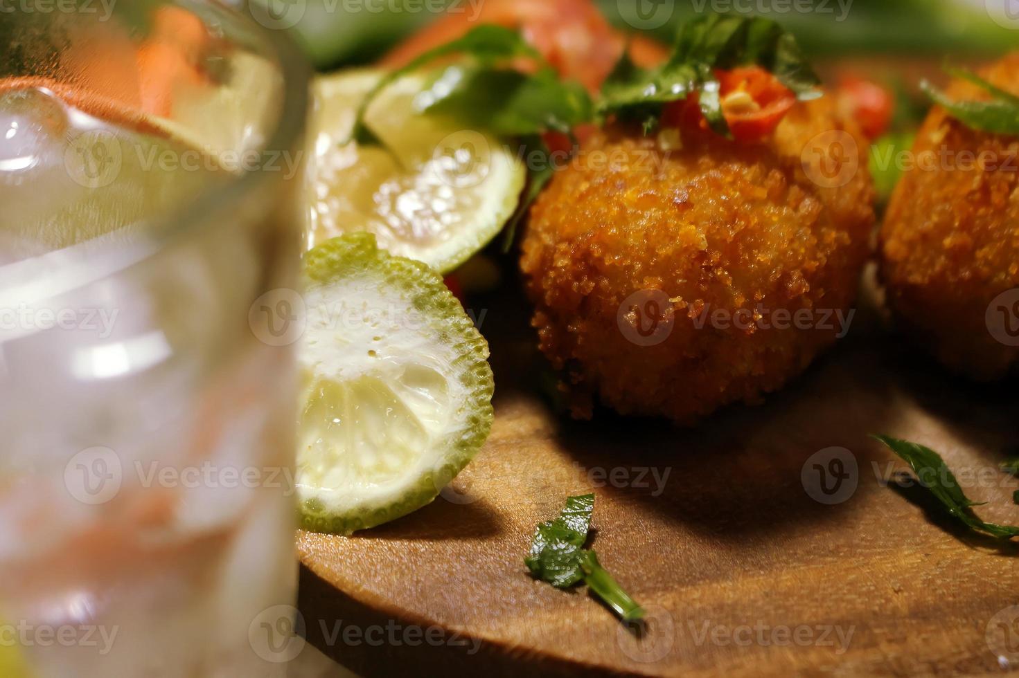 Foto von goldbraunen Kartoffelküchlein, außen knusprig und innen weich, Iftar-Essen, mit frischen Getränken